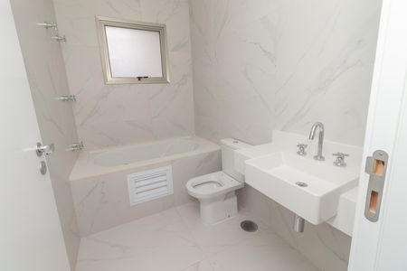 Apartamento à venda com 222m², 4 quartos e 3 vagas Apartamento à venda com 222m², 4 quartos e 3 vagasBanheiro 1 da Suíte 4