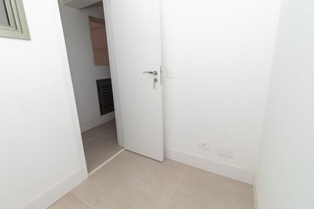 Apartamento à venda com 222m², 4 quartos e 3 vagas Apartamento à venda com 222m², 4 quartos e 3 vagasQuarto de Serviço