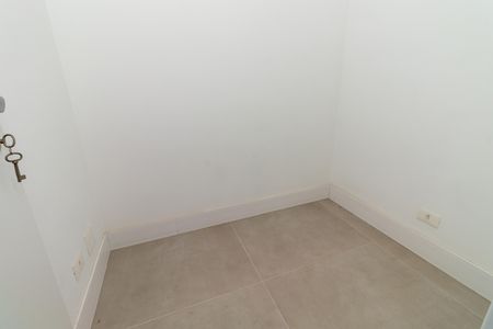 Apartamento à venda com 222m², 4 quartos e 3 vagas Apartamento à venda com 222m², 4 quartos e 3 vagasQuarto de Serviço