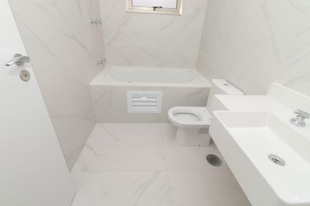 Apartamento à venda com 222m², 4 quartos e 3 vagas Apartamento à venda com 222m², 4 quartos e 3 vagasBanheiro 1 da Suíte 4