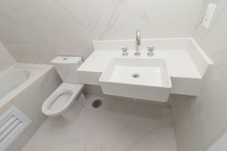 Apartamento à venda com 222m², 4 quartos e 3 vagas Apartamento à venda com 222m², 4 quartos e 3 vagasBanheiro 1 da Suíte 4