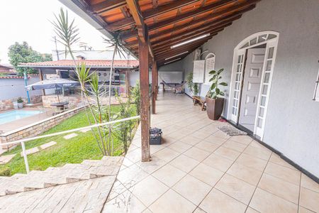 Casa à venda com 360m², 3 quartos e 3 vagasjardim / piscina / garagem