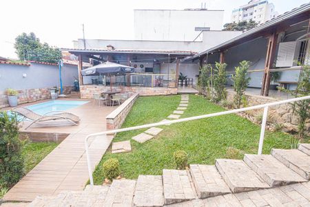 Casa à venda com 360m², 3 quartos e 3 vagasjardim / piscina / garagem