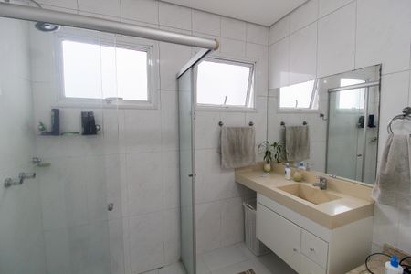 Casa à venda com 380m², 4 quartos e 5 vagasBanheiro do quarto 4