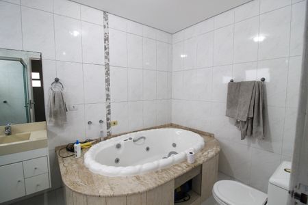 Casa à venda com 380m², 4 quartos e 5 vagasBanheiro do quarto 4