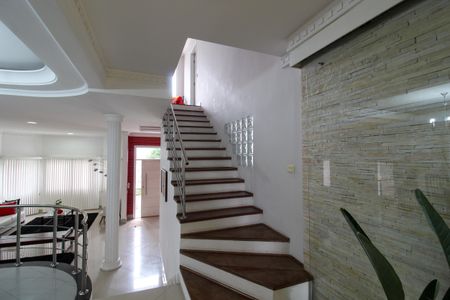 Casa à venda com 380m², 4 quartos e 5 vagasEscada