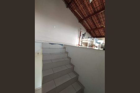 Casa à venda com 204m², 3 quartos e 6 vagasEscada