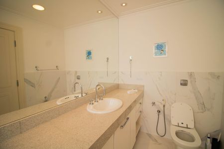 Casa à venda com 740m², 5 quartos e 12 vagasBANHEIRO DA SUÍTE 2
