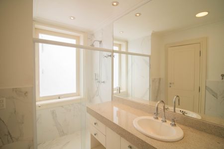 Casa à venda com 740m², 5 quartos e 12 vagasBANHEIRO DA SUÍTE 2