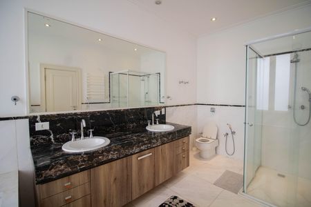 Casa à venda com 740m², 5 quartos e 12 vagasBANHEIRO DA SUÍTE 1