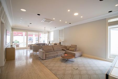 Casa à venda com 740m², 5 quartos e 12 vagasSALA