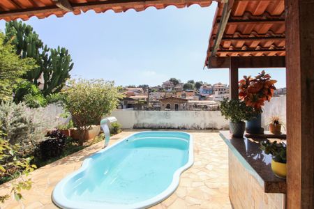 Casa à venda com 210m², 2 quartos e sem vaga Casa à venda com 210m², 2 quartos e sem vagaPiscina