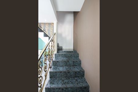 Casa à venda com 210m², 2 quartos e sem vaga Casa à venda com 210m², 2 quartos e sem vagaEscada