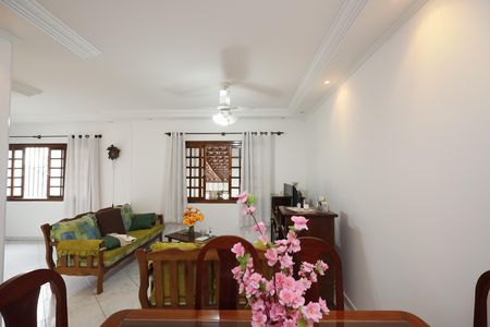 Casa à venda com 121m², 3 quartos e 2 vagasSala 