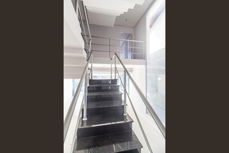 Casa de condomínio à venda com 524m², 6 quartos e 4 vagasEscada