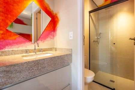 Banheiro de kitnet/studio para alugar com 1 quarto, 23m² em Paraíso, São Paulo