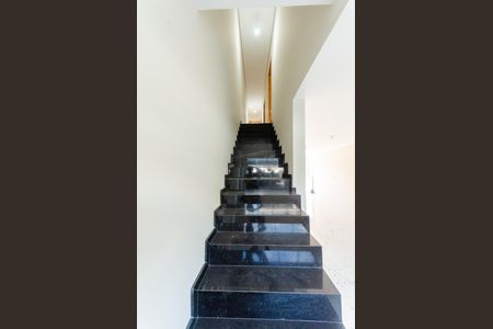 Casa à venda com 150m², 3 quartos e 2 vagas Casa à venda com 150m², 3 quartos e 2 vagasEscada