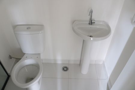 Banheiro de apartamento para alugar com 1 quarto, 24m² em Parque Industrial Tomas Edson, São Paulo