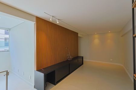 Apartamento à venda com 203m², 3 quartos e 3 vagas Apartamento à venda com 203m², 3 quartos e 3 vagasCobertura