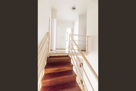Casa de condomínio para alugar com 160m², 3 quartos e 2 vagasEscada