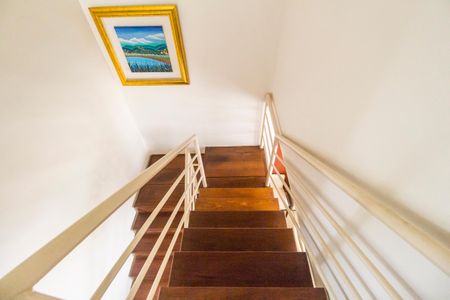 Casa de condomínio para alugar com 160m², 3 quartos e 2 vagasEscada