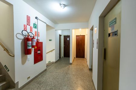 Apartamento à venda com 81m², 2 quartos e 1 vagaHall de Elevador/Escada/Entrada do AP