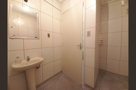 Banheiro de apartamento para alugar com 1 quarto, 30m² em Centro, São Vicente