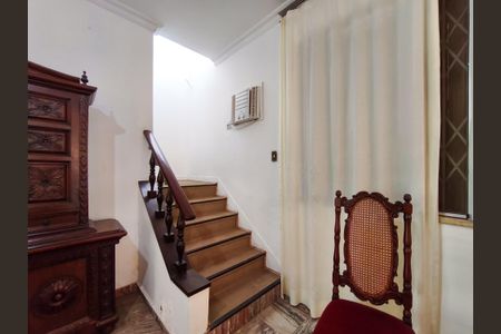 Casa para alugar com 500m², 4 quartos e 5 vagasEscada