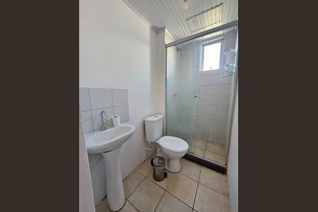 Banheiro  de apartamento para alugar com 2 quartos, 39m² em Cristal, Porto Alegre