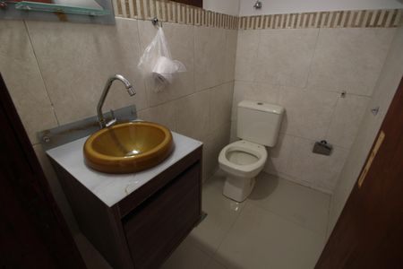 Casa de condomínio à venda com 60m², 2 quartos e 2 vagasLavabo