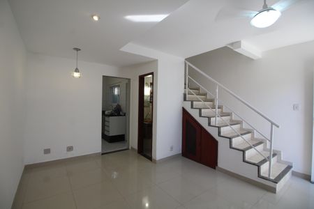 Sala de casa de condomínio para alugar com 2 quartos, 60m² em Taquara, Rio de Janeiro