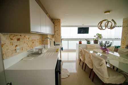 Apartamento para alugar com 201m², 4 quartos e 3 vagas Apartamento para alugar com 201m², 4 quartos e 3 vagasSala