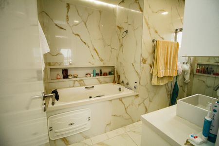 Apartamento para alugar com 201m², 4 quartos e 3 vagas Apartamento para alugar com 201m², 4 quartos e 3 vagasBanheiro da Suíte 2