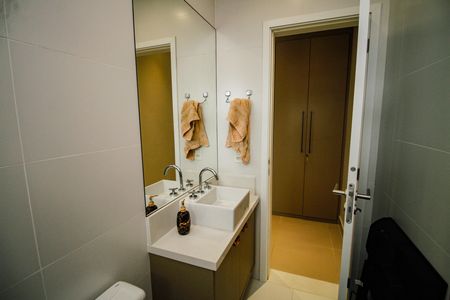 Apartamento para alugar com 201m², 4 quartos e 3 vagas Apartamento para alugar com 201m², 4 quartos e 3 vagasBanheiro da Suíte 4
