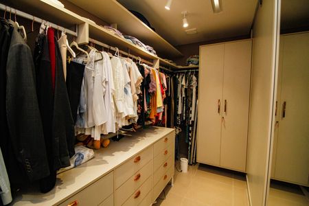 Apartamento para alugar com 201m², 4 quartos e 3 vagas Apartamento para alugar com 201m², 4 quartos e 3 vagasCloset da suíte 2