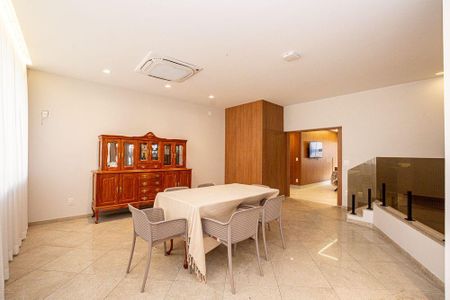 Casa à venda com 501m², 5 quartos e 4 vagas