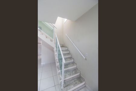 Apartamento à venda com 70m², 2 quartos e 2 vagas Apartamento à venda com 70m², 2 quartos e 2 vagasEscada