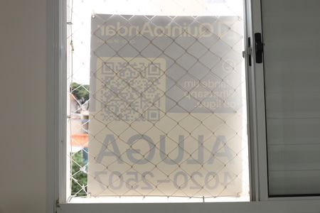 Apartamento para alugar com 100m², 4 quartos e 1 vagaPlaca instalada na janela do quarto (4º andar de frente para a rua) - Código da placa: GTPE-137