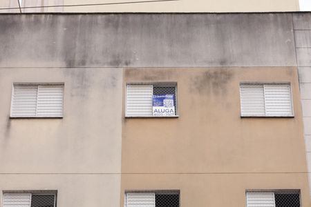Apartamento para alugar com 100m², 4 quartos e 1 vagaPlaca instalada na janela do quarto (4º andar de frente para a rua) - Código da placa: GTPE-137