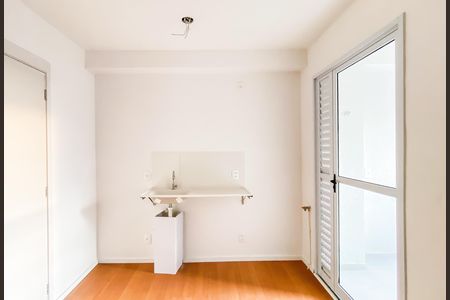 Sala/cozinha de apartamento para alugar com 2 quartos, 28m² em Jardim Danfer, São Paulo