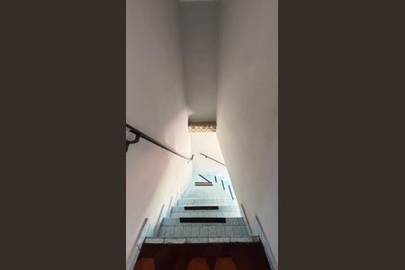 Escada de casa para alugar com 4 quartos, 189m² em Utinga, Santo André