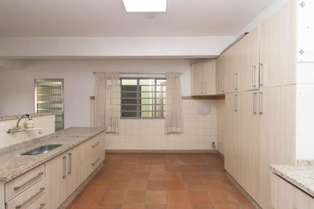 Casa à venda com 384m², 2 quartos e 4 vagas Casa à venda com 384m², 2 quartos e 4 vagasCozinha