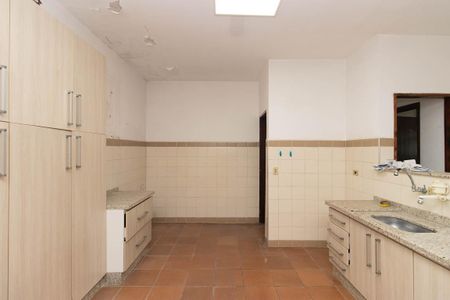 Casa à venda com 384m², 2 quartos e 4 vagas Casa à venda com 384m², 2 quartos e 4 vagasCozinha