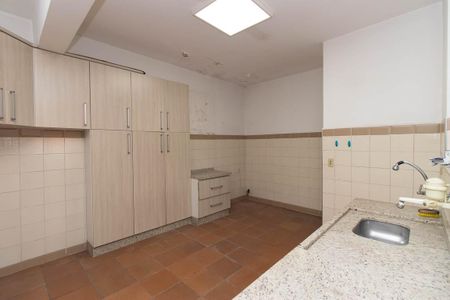Casa à venda com 384m², 2 quartos e 4 vagas Casa à venda com 384m², 2 quartos e 4 vagasCozinha