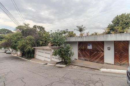 Casa à venda com 384m², 2 quartos e 4 vagas Casa à venda com 384m², 2 quartos e 4 vagasFachada