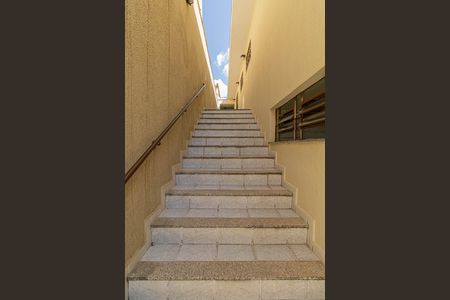 Casa à venda com 180m², 4 quartos e 2 vagas Casa à venda com 180m², 4 quartos e 2 vagasEscada