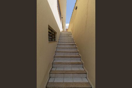 Casa à venda com 180m², 4 quartos e 2 vagas Casa à venda com 180m², 4 quartos e 2 vagasEscada