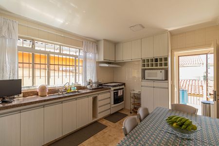 Casa à venda com 180m², 4 quartos e 2 vagas Casa à venda com 180m², 4 quartos e 2 vagasCozinha