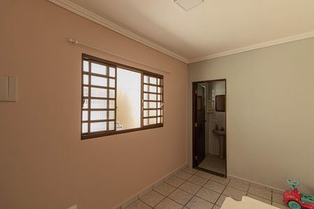Casa à venda com 180m², 4 quartos e 2 vagas Casa à venda com 180m², 4 quartos e 2 vagasQuarto de Serviço