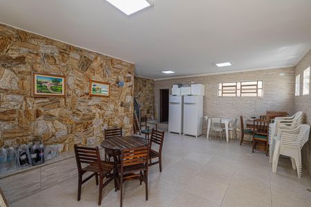 Casa à venda com 180m², 4 quartos e 2 vagas Casa à venda com 180m², 4 quartos e 2 vagasSalão